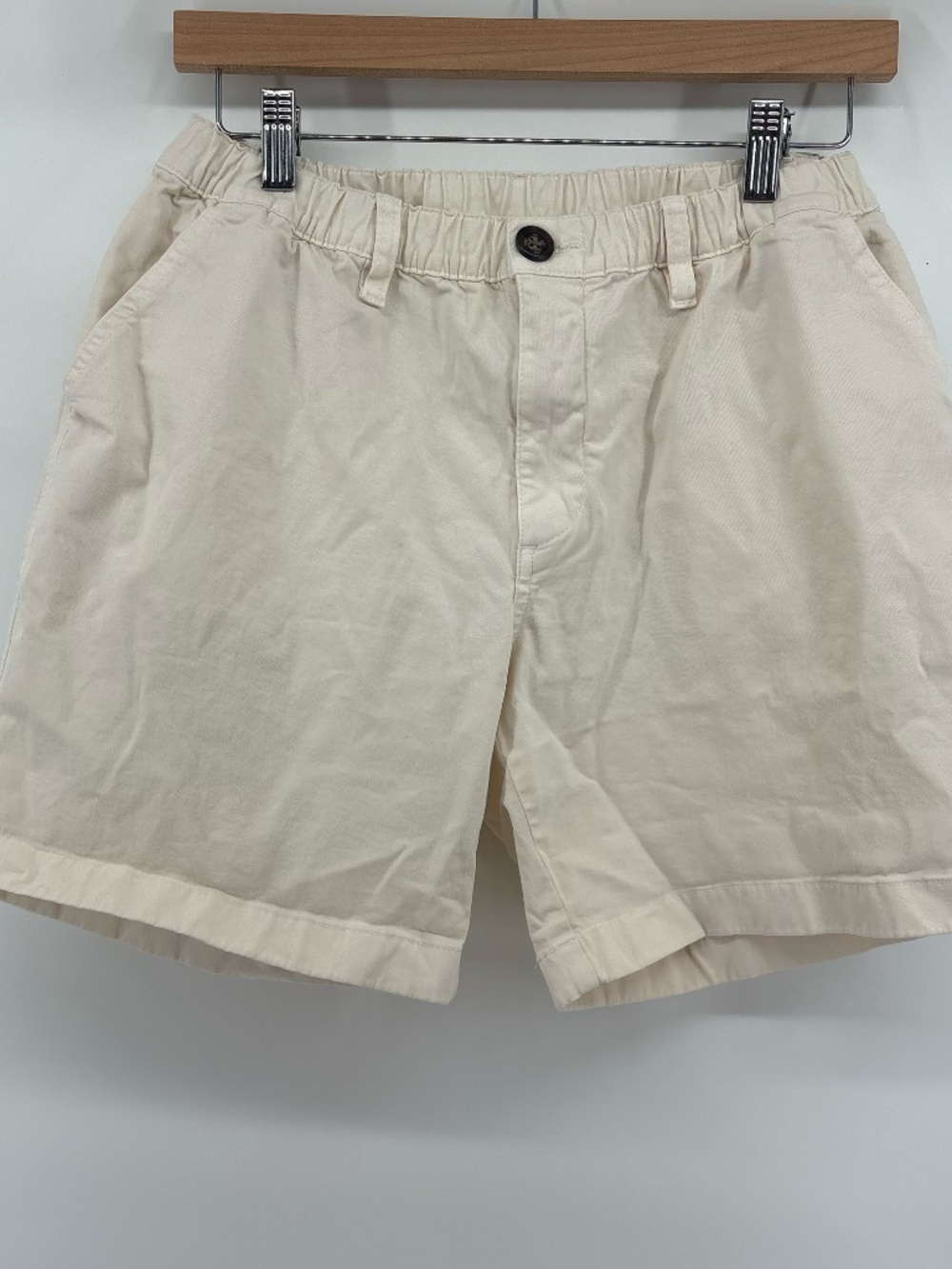 mens chubbies off white shorts elastic waist band pockets on front and back